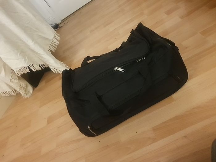 Travel Bag on Wheels 35Ltr ... Colour: Black .. Size: 27" x 11" x 10" Price Drop