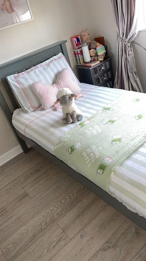 Single wood bed