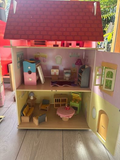 Le Toy Van wooden dolls house