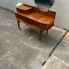 Beautiful vintage dressing table with mirror. Collection in Dublin today