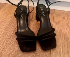 Black shoes size 5