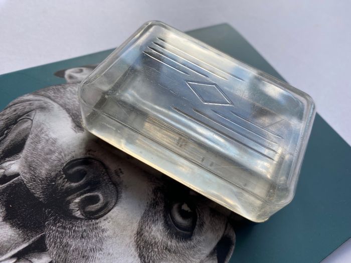 small 1950's shaver box to hold blades