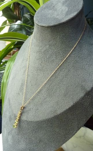 9ct Gold Graduated Peridot Pendant Necklace. 16 inch Chain Hallmarked 375