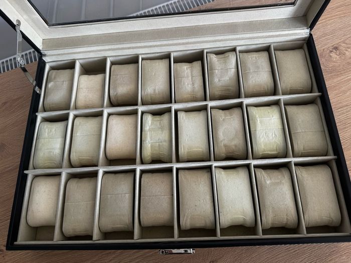 Watch case, display 24