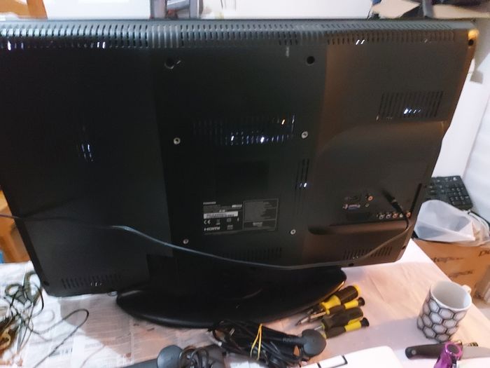 Toshiba 32 inch LCD Colour TV, Model No. 32AV933B, No Remote Contro