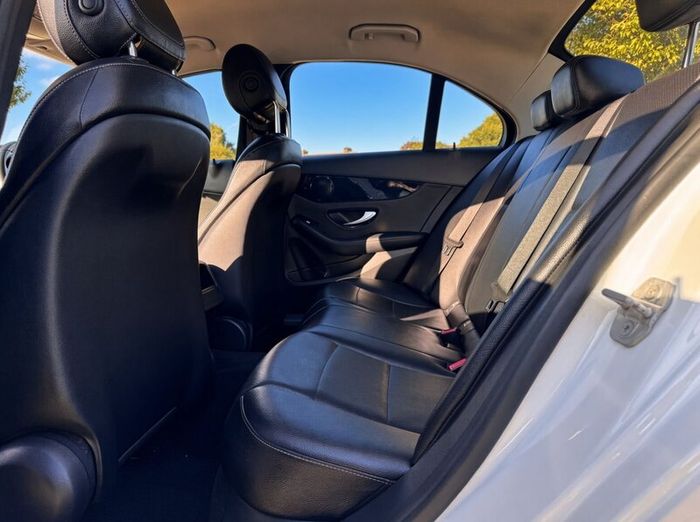 Mercedes-Benz C-Class 2016 (only 97,390KM)