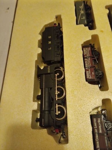 Hornby etc. OO Train/Carriages etc. Job lot. READ AD.