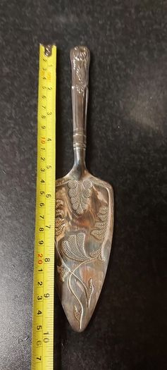 metal cake slice,sold as seen ,see pictures for condition,,buyer collects or pays postage thank you.