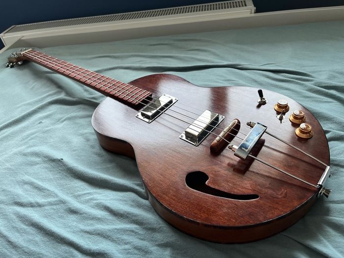 baritone guitar (4 string)