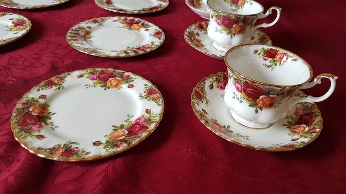 22 Piece Royal Albert Old Country Roses Bone China Gold Gilt Tea Set With Medium Size Tea Pot Made in England