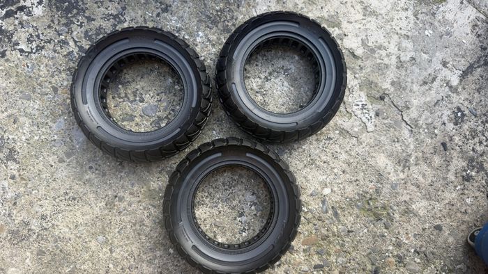 Solid tires for electric scooters