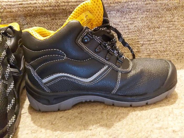 Safety boots size 5/38
