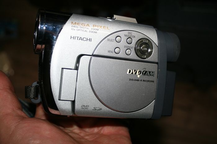 Hitachi DZ-MV3000E PAL DVD and DS  Video Camcorder 10x Optical Zoom 240x Digital Tested & Working.