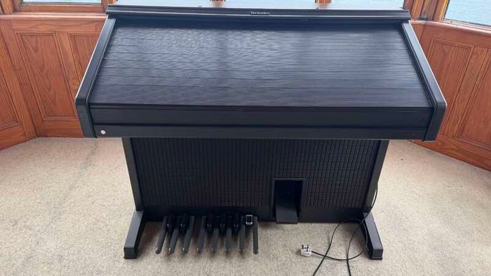 Technics SX-GX5 Organ with bench, Manual, Sheet Music and more.