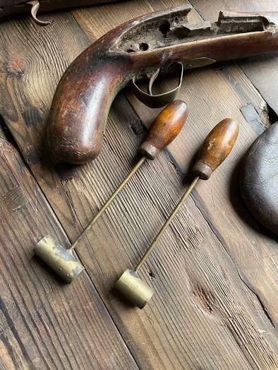 A sundry lot of military collectables.