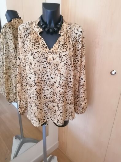 Women's Blouse NWT SIZE 16