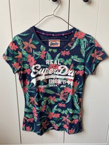 Superdry t-shirt / top for women / ladies in very good condition. Size S.