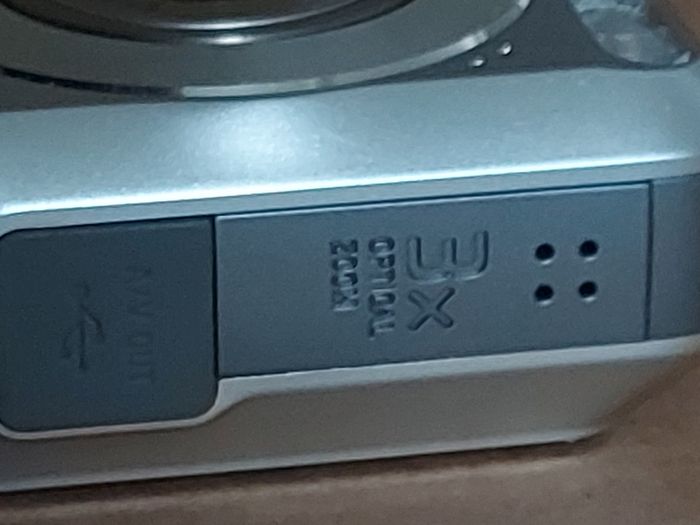 Sony Cyber-Shot Model DSC-S650, 7.2 Megapixels, Takes 2 x AA Baterys, in excellent working and cosmetic condition