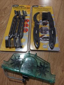 Bicycle cleaning tool / chain cleaner