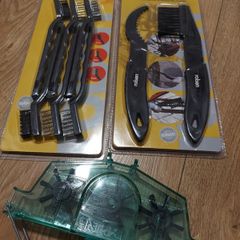Bicycle cleaning tool / chain cleaner