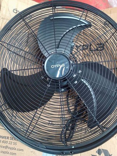 Can post 18"industrial stand fan