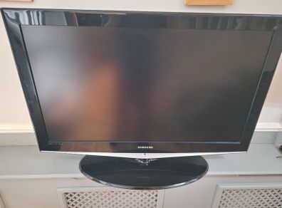 Large Samsung 40" Screen