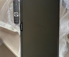 NordeMende 32" TV On a Wall Bracket