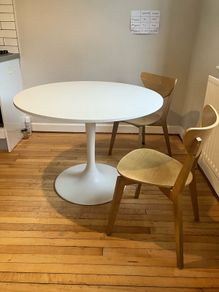 Round table + 2 chairs