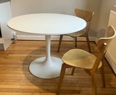 Round table + 2 chairs