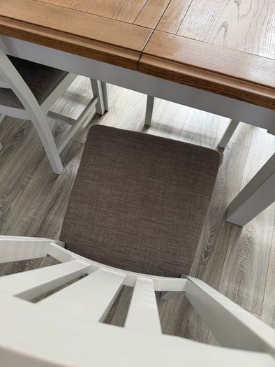 Extendable dinning table and chairs