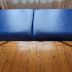 Portable height-adjustable massage table / beautician bed