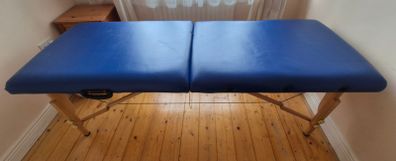 Portable height-adjustable massage table / beautician bed