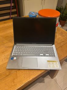 Asus Tek Vivobook laptop