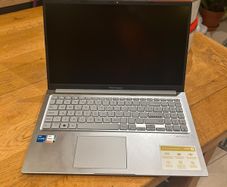Asus Tek Vivobook laptop