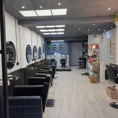 Beauty salon station rental