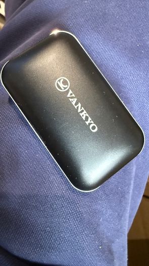 Vanko etui charger with one earbud