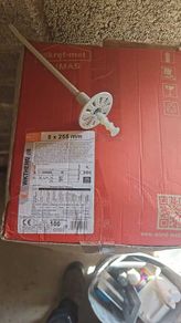 External insulation fixings and beads