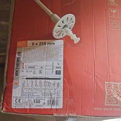 External insulation fixings and beads