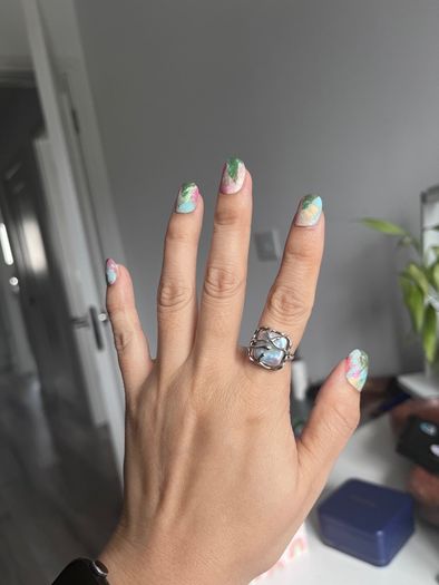 Press on nails
