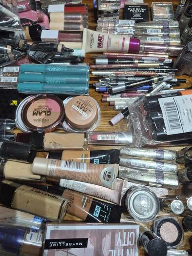 Wholesale Cosmetics Lot: 850 Pieces, Mixed Brands