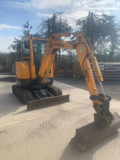 Hyundai 2.7 tonne not 3 tonne digger
