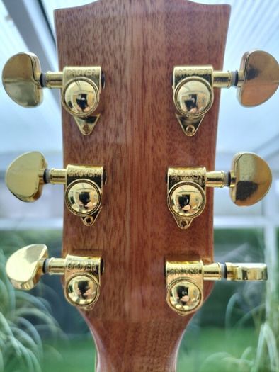 J200 Jumbo electric acoustic guitar