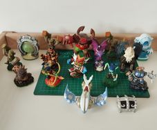 Skylanders Figure Bundle  Mixed Characters & Accessories