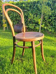 Antique bentwood chair with beautiful patina. Original paper label is still intact on the underside, proving it was manufactured by the famous Mundus / Jacob & Josef Kohn conglomerate between 1914 and 1922 (just before they merged with Thonet).