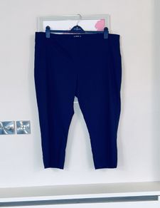 Ladies Navy Cropped Trousers from Dunnes Stores. UK 24-26 / EU 52-54cm