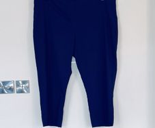Ladies Navy Cropped Trousers from Dunnes Stores. UK 24-26 / EU 52-54cm