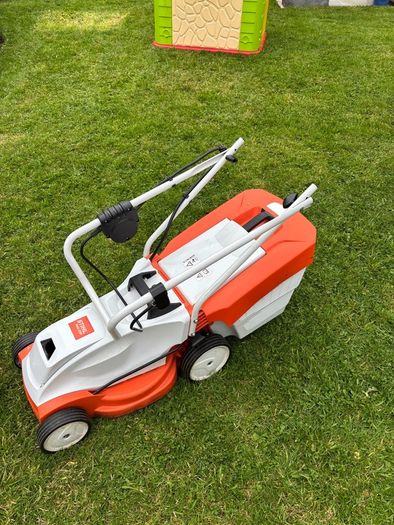 Still Battery Lawnmower