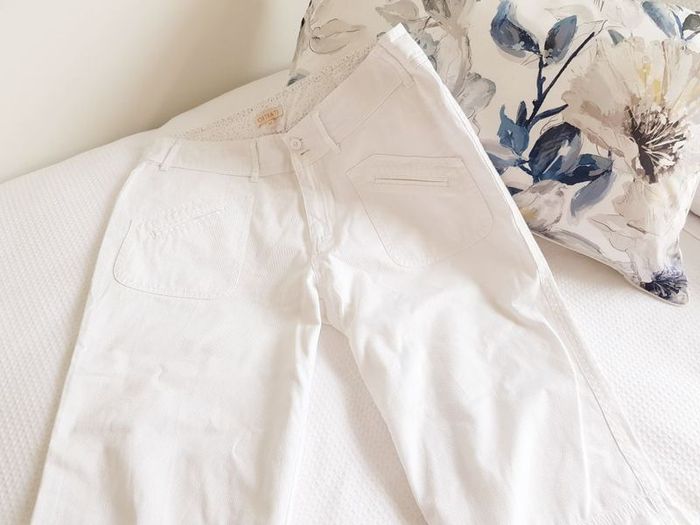 White 3/4 Length Trousers - Size 14
