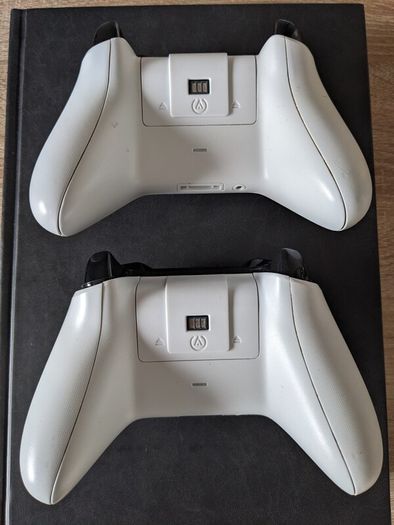 2 Xbox One controllers with charging station