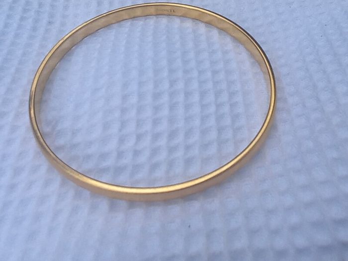 Vintage jewelry is sold individually for 5 to 10 euros